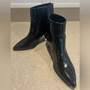 Pointy Toe Heeled Bootie Womens Size 10